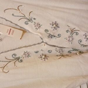 A lovely Koret Vtg sleeveless sweater white with light blue trim pearlbuttons 3x